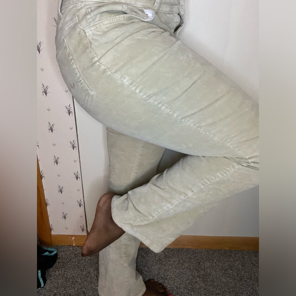 Women’s size 6 boot cut corduroy pants. The color is tan.